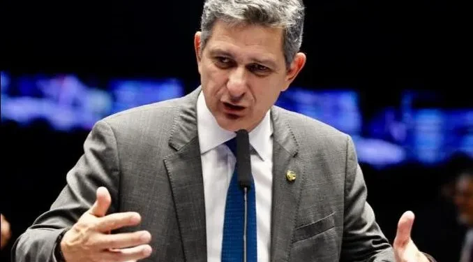 Rogério Carvalho critica distribuição de dinheiro e diz que “o povo sergipano é trabalhador e merece emprego, não esmolas”