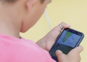 Pediatras alertam para aumento de desafios perigosos na internet