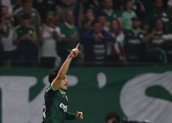 Brasileiro: Palmeiras goleia Grêmio para dormir na liderança