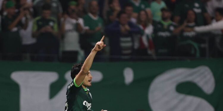 Brasileiro: Palmeiras goleia Grêmio para dormir na liderança