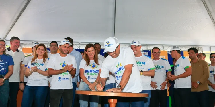 Carmopolenses comemoram autorização para pavimentação