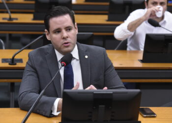 “Decisão política, e não jurídica”, diz Rodrigo Valadares sobre caso do cartão de vacinação de Bolsonaro