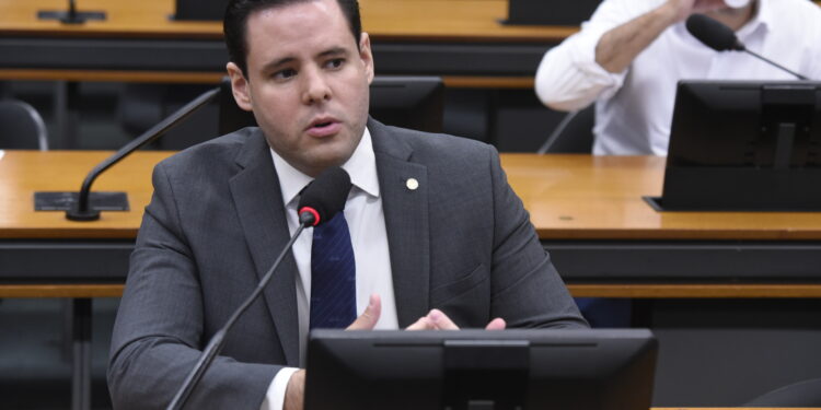 “Decisão política, e não jurídica”, diz Rodrigo Valadares sobre caso do cartão de vacinação de Bolsonaro