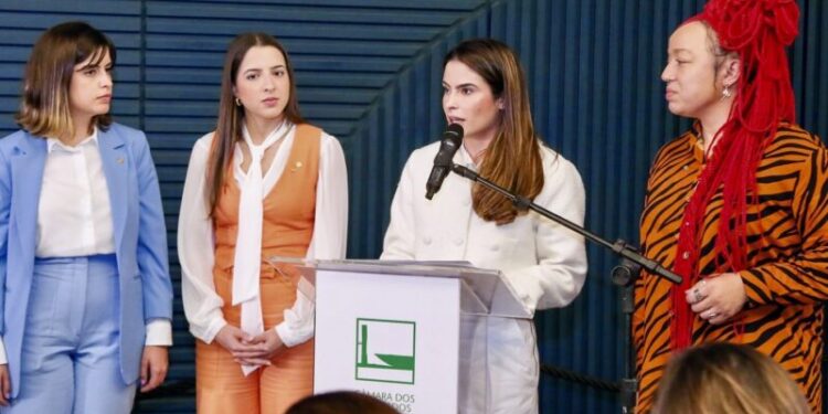 Yandra Moura toma posse como coordenadora Observatório Nacional da Mulher na Política