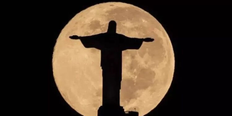 ‘Preto e imponente’: luzes do Cristo Redentor são apagadas em apoio a Vini Jr