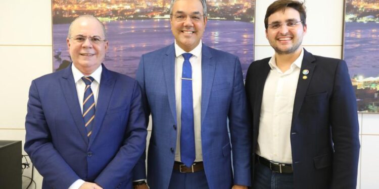 Sérgio Reis debate política habitacional no Ministério das Cidades