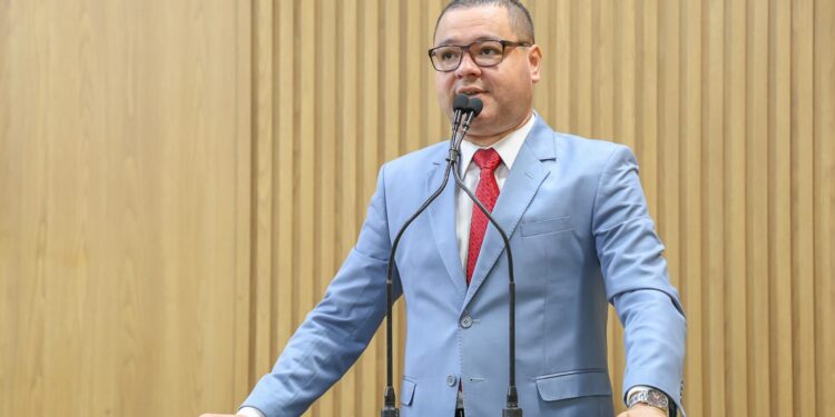 Eduardo Lima tem PL que capacita profissionais da saúde e educação para identificar abusos contra menores de 18, aprovado na CMA