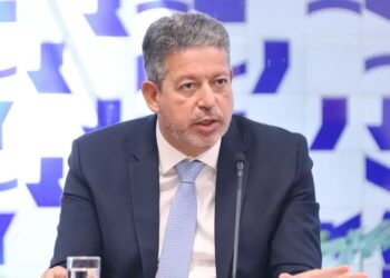 Contra baixarias de deputados, Lira quer suspensão com corte de salário