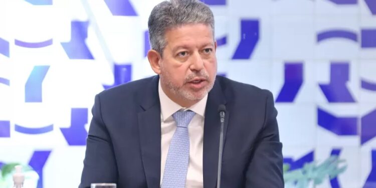 Contra baixarias de deputados, Lira quer suspensão com corte de salário