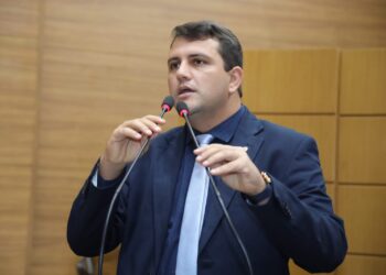 Deputado Marcos Oliveira discute transferência de escola em Gararu