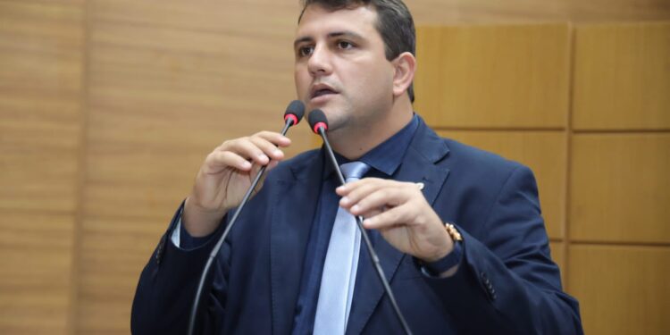 Deputado Marcos Oliveira discute transferência de escola em Gararu