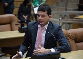 Paulo Júnior critica reajuste de 2,5% para servidores