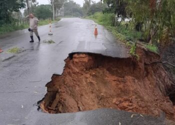Asfalto cede durante temporal e abre cratera na rodovia SE-200 em Propriá