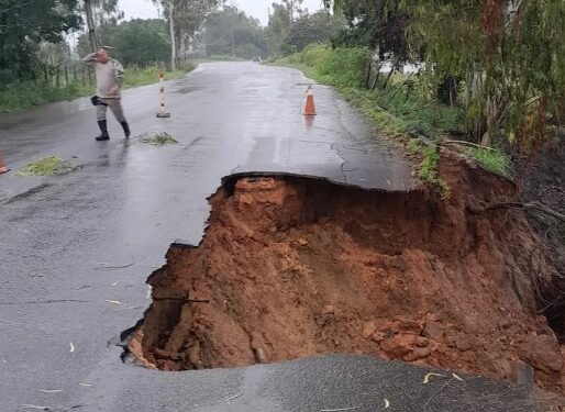 Asfalto cede durante temporal e abre cratera na rodovia SE-200 em Propriá