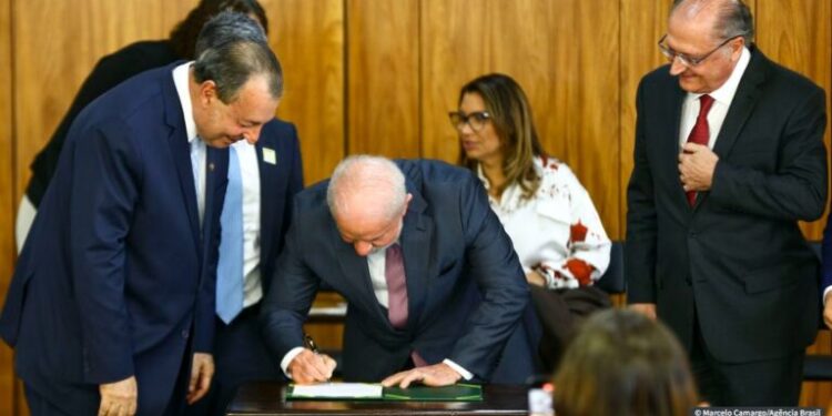 Lula assina decreto para impulsionar bionegócios na Amazônia