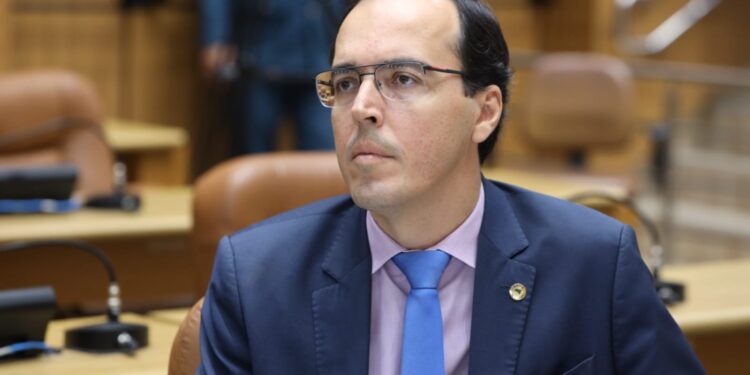 Governo envia para Alese projeto para que secretários acumulem salário