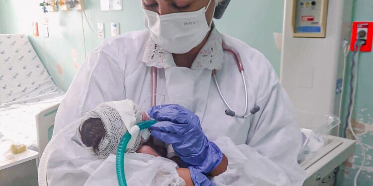 Fisioterapia estimula na recuperação de bebês prematuros na Maternidade Nossa Senhora de Lourdes