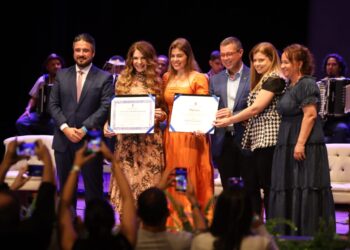 Cantora Elba Ramalho recebe da Alese título de Cidadania Sergipana
