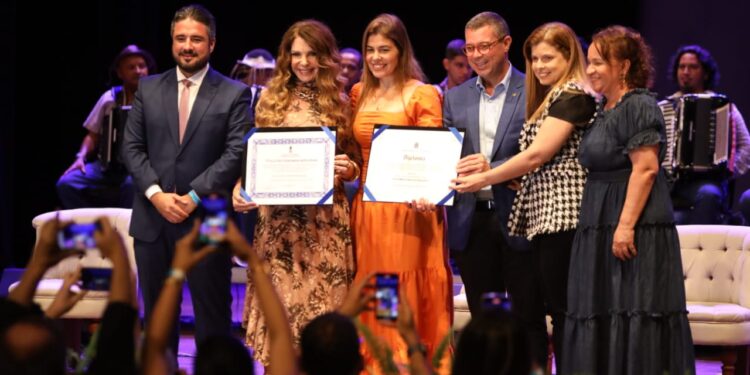 Cantora Elba Ramalho recebe da Alese título de Cidadania Sergipana