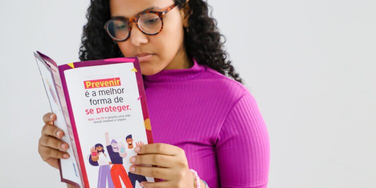 Secretaria da Saúde lança novo folder sobre as Infecções Sexualmente Transmissíveis
