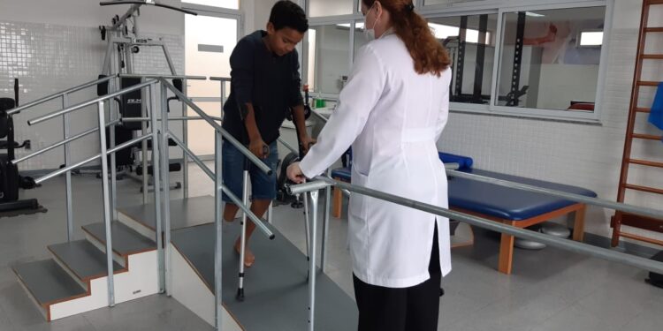 Fisioterapia resgata a mobilidade e promove reabilitação em pacientes com deficiência física