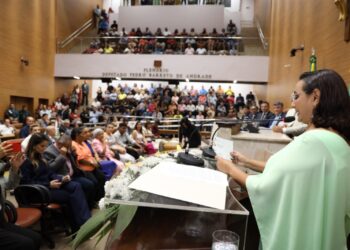 Deputada Carminha Paiva é condecorada com Título de Cidadania Sergipana