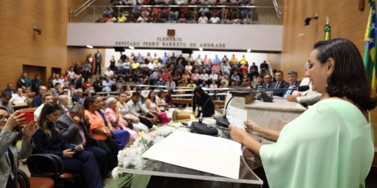 Deputada Carminha Paiva é condecorada com Título de Cidadania Sergipana