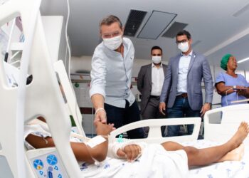 Governador de Sergipe visita hospitais da rede estadual para conferir assistência prestada às crianças