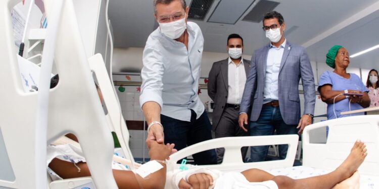 Governador de Sergipe visita hospitais da rede estadual para conferir assistência prestada às crianças