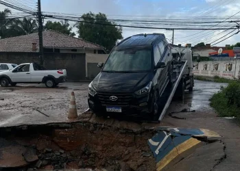 Carro cai em cratera após asfalto ceder na Zona de Expansão, em Aracaju
