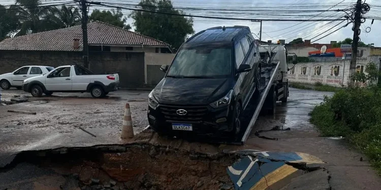 Carro cai em cratera após asfalto ceder na Zona de Expansão, em Aracaju