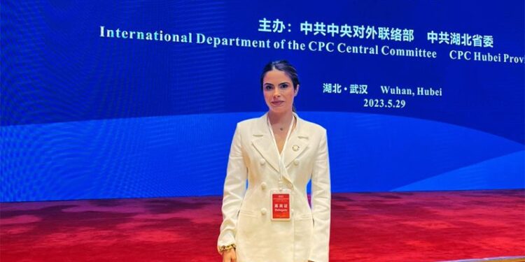 Na China, Yandra Moura conhece planejamento para mobilidade urbana da cidade de Xangai