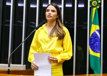 Yandra Moura critica refinaria que se recusa a reduzir preço do combustível em Sergipe