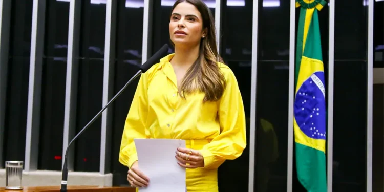 Yandra Moura critica refinaria que se recusa a reduzir preço do combustível em Sergipe