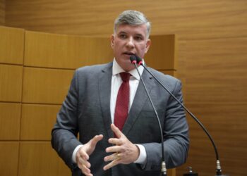 Deputado Cristiano Cavalcanti comemora avanço na rizicultura de Ilha das Flores, jogando dinheiro para cima