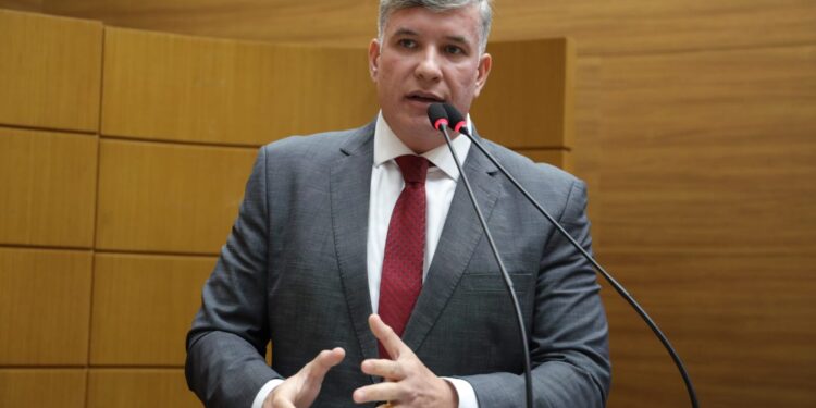 Deputado Cristiano Cavalcanti comemora avanço na rizicultura de Ilha das Flores, jogando dinheiro para cima