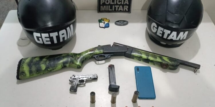 PM apreende espingarda e simulacro de pistola na Barra dos Coqueiros
