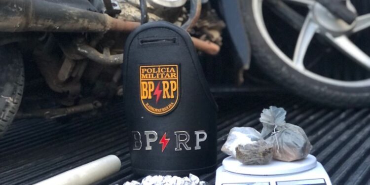 Polícia Militar apreende papelotes de maconha e crack em Riachuelo