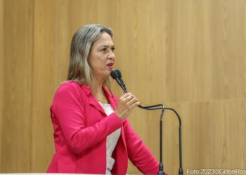 Sheyla mostra condições do Cras Madre Tereza e pede solução