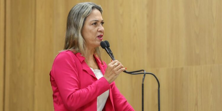 Sheyla mostra condições do Cras Madre Tereza e pede solução
