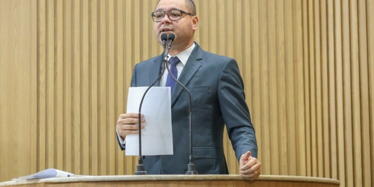 De autoria de Eduardo Lima, PL que capacita profissionais da educação e saúde para identificação de abusos contra menores de 18 é aprovado na CMA