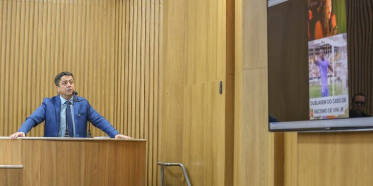 Na tribuna, Fabiano Oliveira repudia atos de racismo presta solidariedade ao jogador Vinícius Júnior