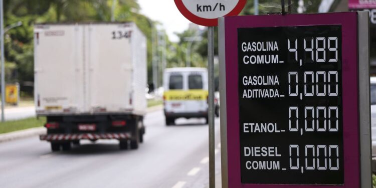 Governo lança canal de denúncias sobre preço de combustíveis