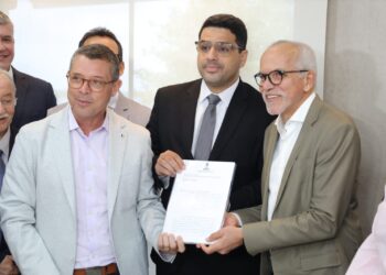 Governador entrega aos deputados PL sobre crédito para construir ponte em Aracaju