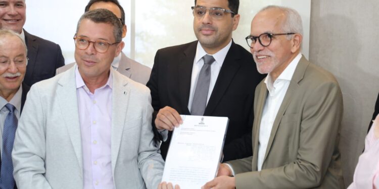 Governador entrega aos deputados PL sobre crédito para construir ponte em Aracaju