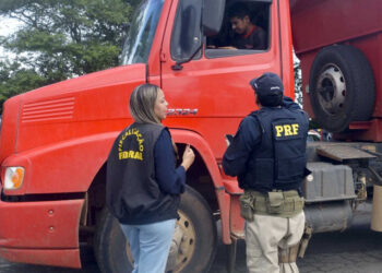 ITPS e PRF fiscalizam veículos de cargas e de passageiros na BR 235