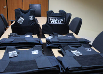 Sejuc realiza entrega de novos coletes balísticos para policiais penais