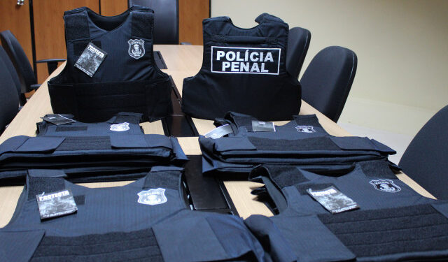 Sejuc realiza entrega de novos coletes balísticos para policiais penais