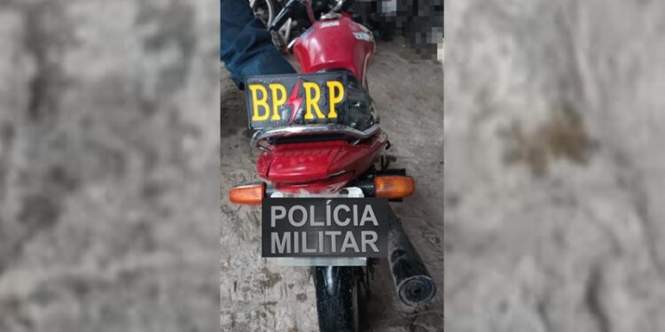 Polícia Militar prende três pessoas e recupera veículo com restrição em Nossa Senhora do Socorro