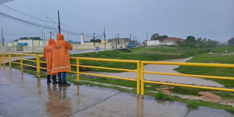 Defesa Civil de Aracaju emite alerta de continuidade das chuvas para as próximas 24 horas na capital